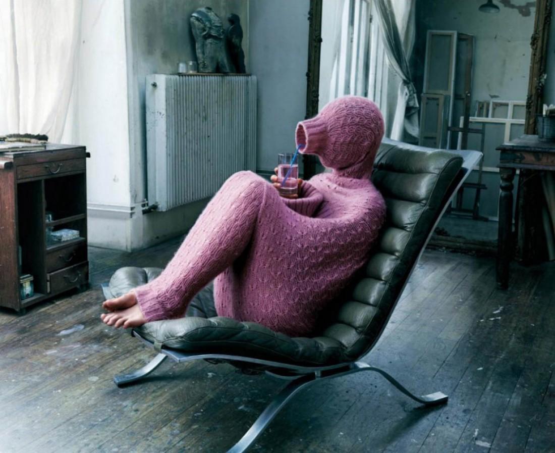 Думаю ей холодно. Человек в свитере. Странные вязаные вещи. Девушка в свитере.