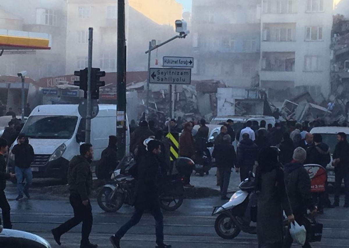 İstanbulda bina ÇÖKDÜ: 1 ölü, 5 yaralı