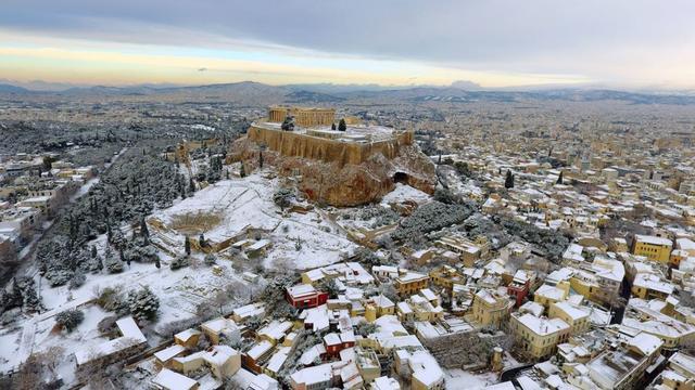 Впечатляющее зрелище – афинский Акрополь в снегу