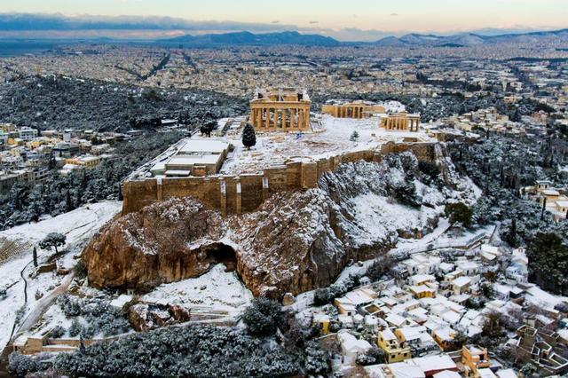 Впечатляющее зрелище – афинский Акрополь в снегу