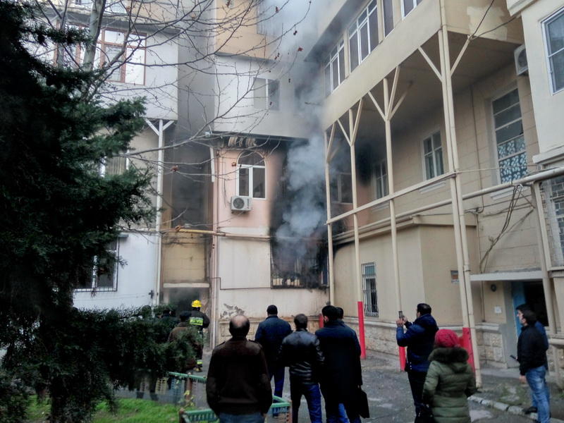 Пожар в бакинском кафе, есть пострадавшие