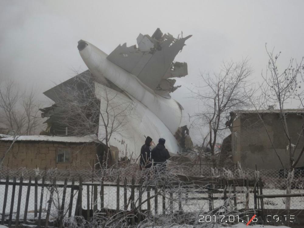 Boeing рухнул на дачный поселок под Бишкеком: более 30 погибших