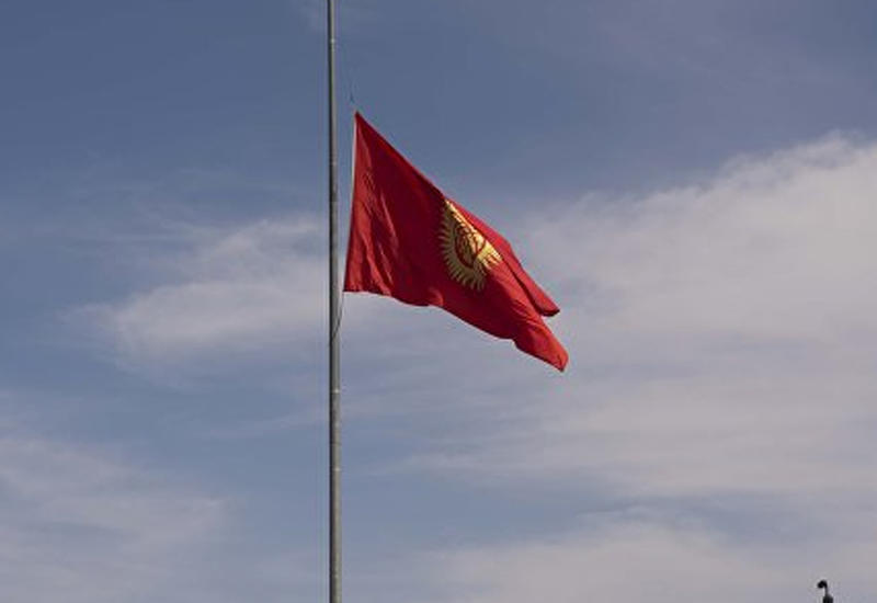 В посольстве Кыргызстана в Баку приспущен госфлаг