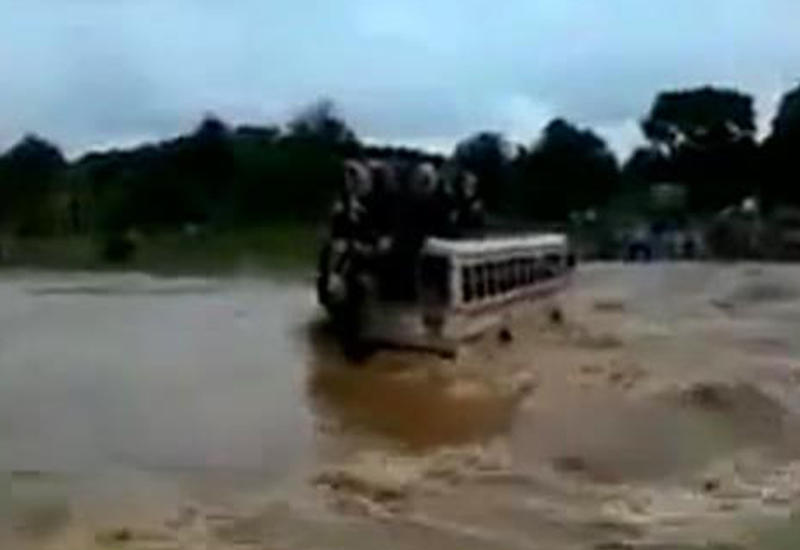 В Индии автобус с пассажирами смыло наводнением