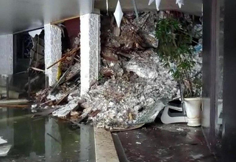 Появилось видео из оказавшегося под лавиной итальянского отеля