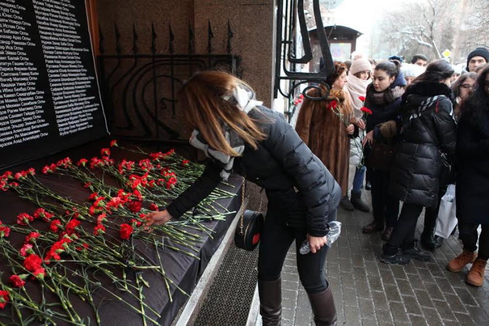 Активисты АМОР почтили память жертв 20 Января