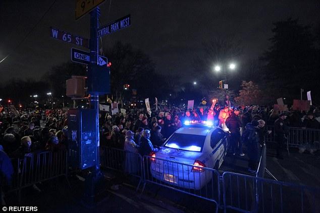 В Нью-Йорке на митинг против Трампа вышли мэр и голливудские актеры
