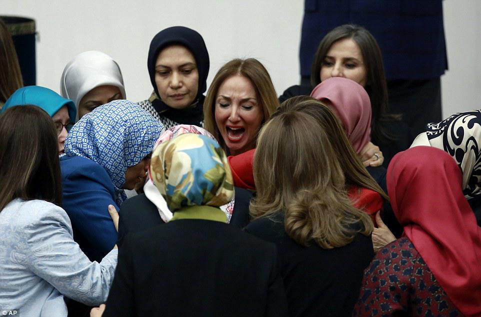 Türkiyə parlamentində qadın deputatlar arasında dava