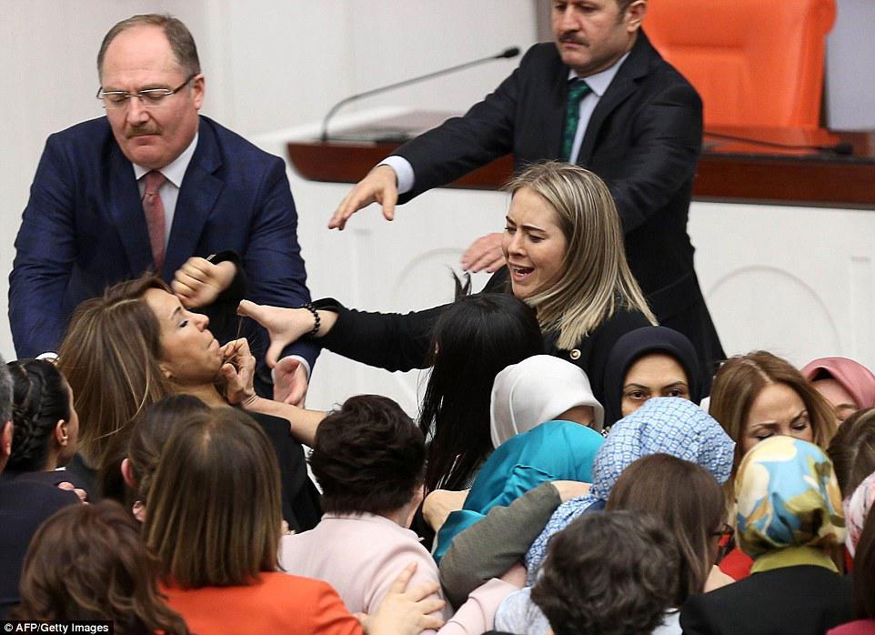 Türkiyə parlamentində qadın deputatlar arasında dava