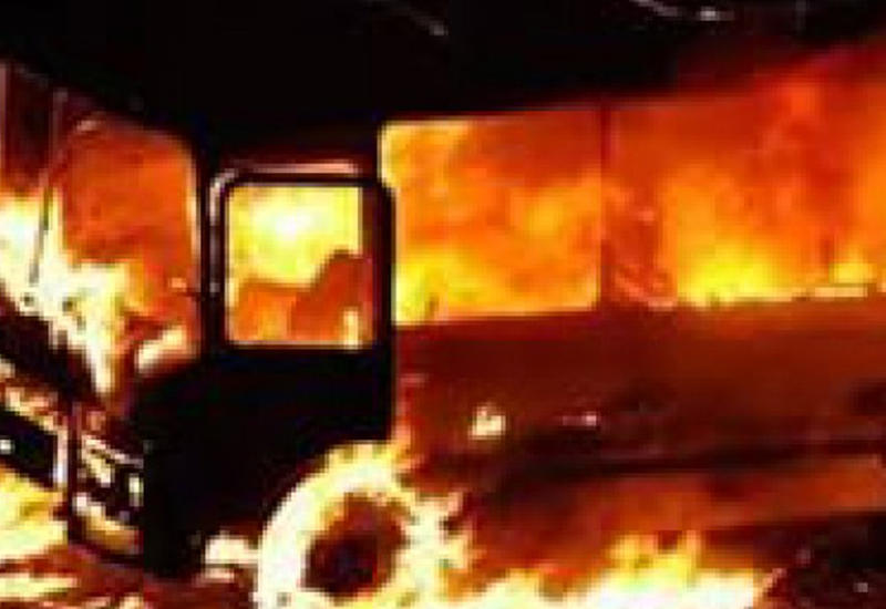 Спасая учеников из горящего автобуса, школьный учитель не успел спасти своих