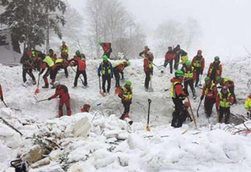 В отеле, накрытом снежной лавиной в Италии, могут оставаться выжившие люди