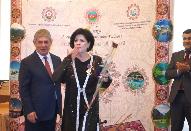 Заслуженная артистка Азербайджана награждена орденом "Дустлик" в Узбекистане