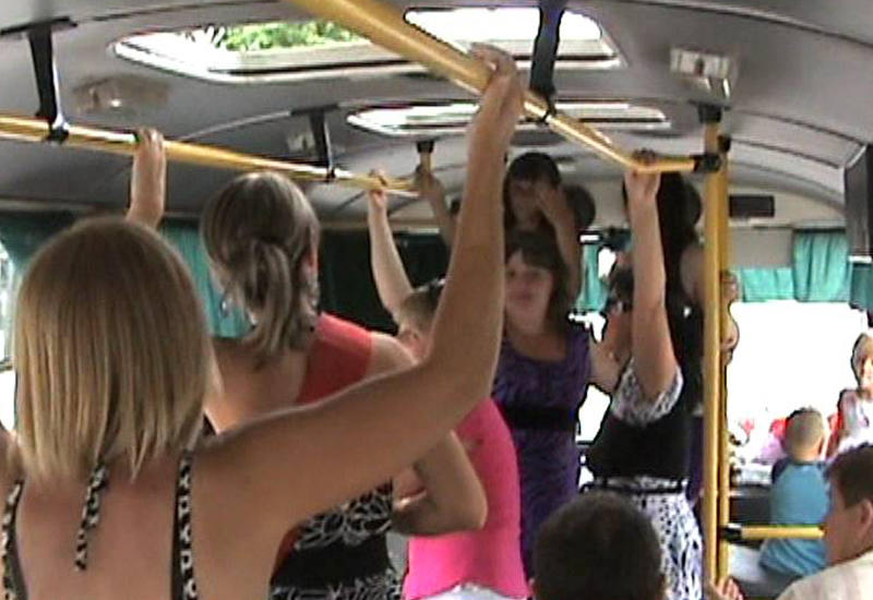 Танцующий кондуктор развеселил пассажиров автобуса