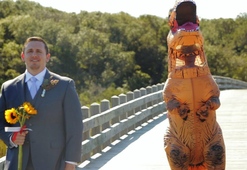 В США невеста в костюме тираннозавра удивила жениха