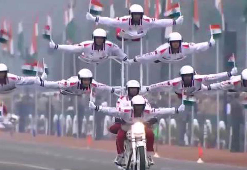 Мотоциклисты устроили сумасшедшее шоу на параде в Индии