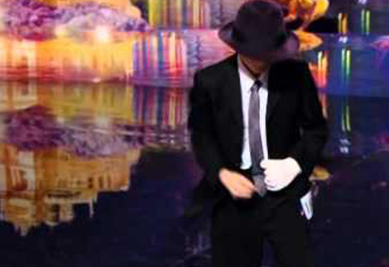 Мужчина сломал шею, танцуя под песню Майкла Джексона