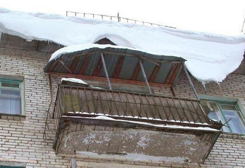 В Баку экс-сотрудник полиции поскользнулся и упал с балкона