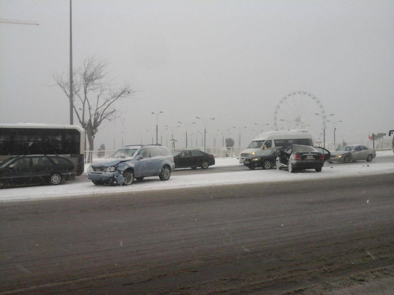 Снег затруднил движение транспорта в Баку