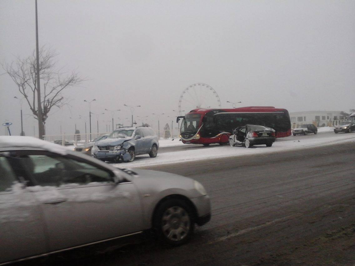 Снег затруднил движение транспорта в Баку