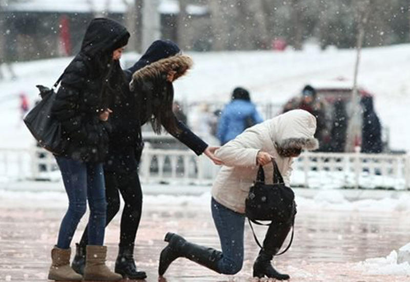 От снегопада и гололедицы пострадали десятки жителей Баку