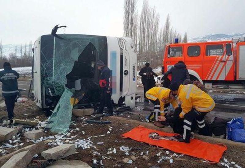 В Турции перевернулся автобус со студентами, есть пострадавшие