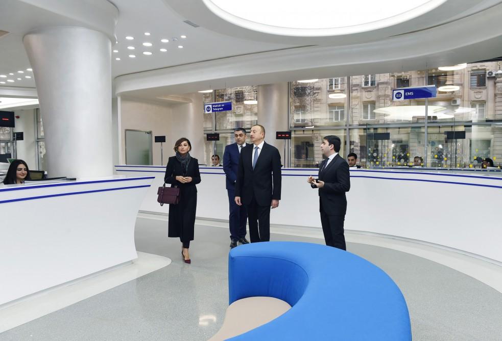 Президент Ильхам Алиев и его супруга Мехрибан Алиева приняли участие в церемонии открытия в Баку нового центра почтовых услуг