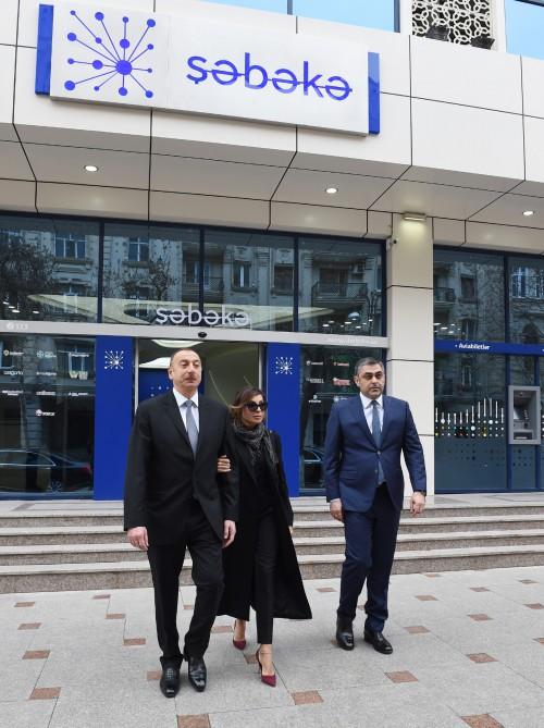 Президент Ильхам Алиев и его супруга Мехрибан Алиева приняли участие в церемонии открытия в Баку нового центра почтовых услуг