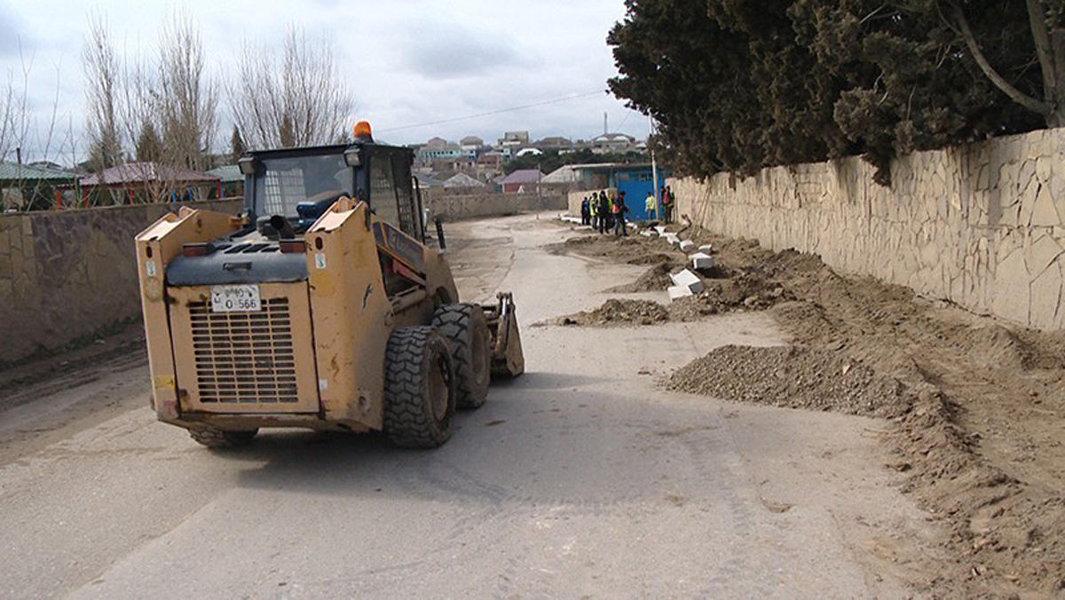 Ремонтируется одна из дорог в Абшеронском районе