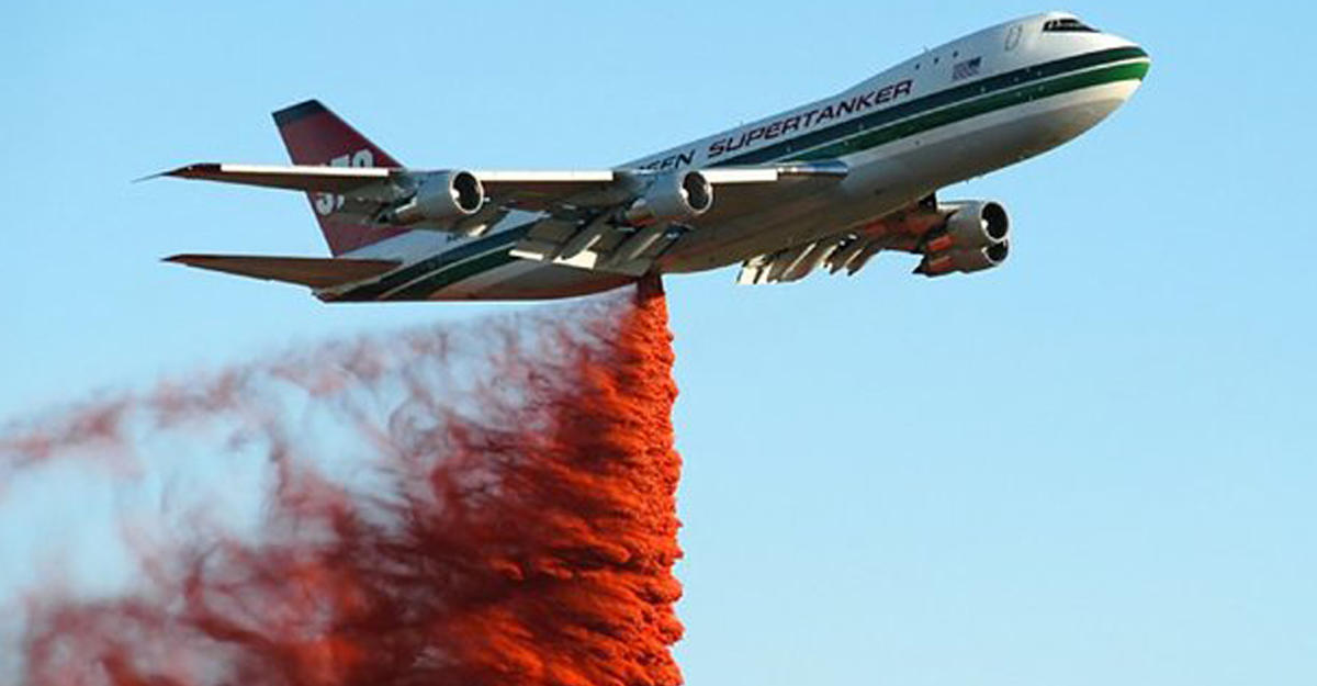 Чили самолет. Пожарный самолет Боинг 747. Самолет 747 Global Supertanker. Боинг 747 Супертанкер. Боинг 747 пожарный.