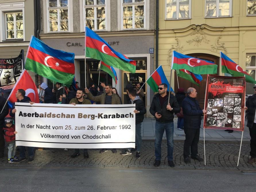 Проживающие в Европе азербайджанцы провели в Мюнхене акцию протеста, приуроченную к 25-й годовщине Ходжалинского геноцида