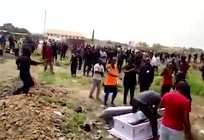 В Гане гробовщики во время похорон забрали труп в качестве залога