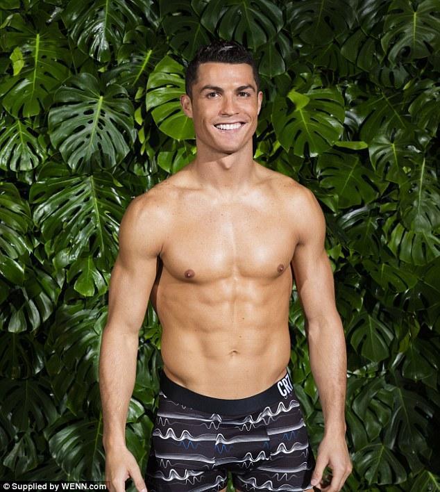 Ronaldo reklam üçün soyundu