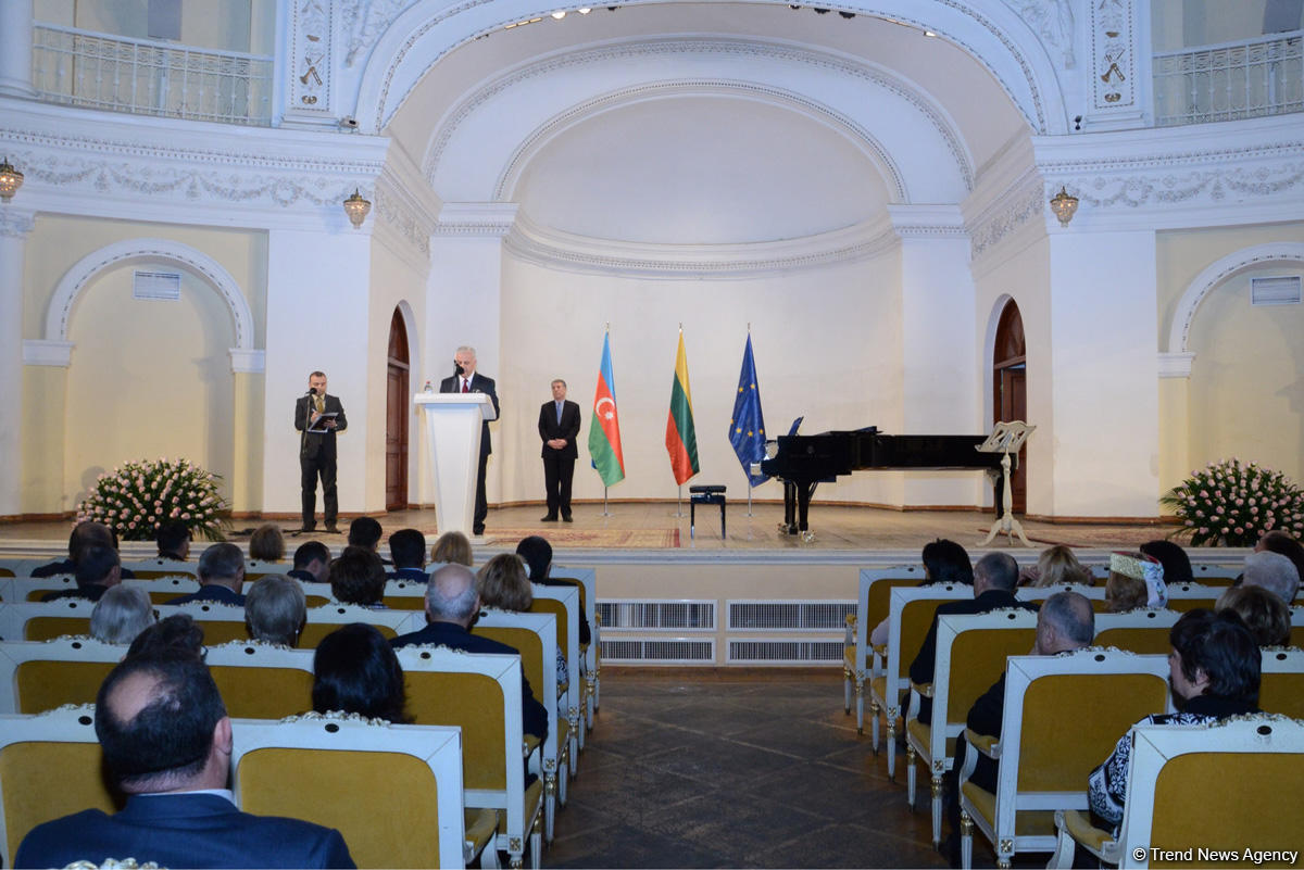 В Баку празднуют 99-ю годовщину восстановления Литовского государства
