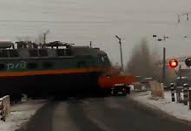 Водитель выскочил из машины за секунду до того, как ее раздавил поезд