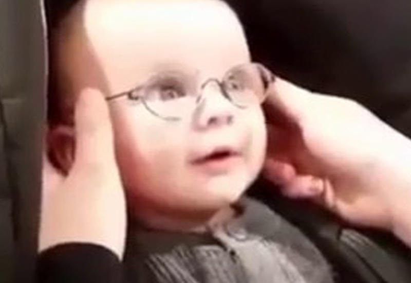 Интернет тронула бурная реакция младенца с плохим зрением, который увидел родителей