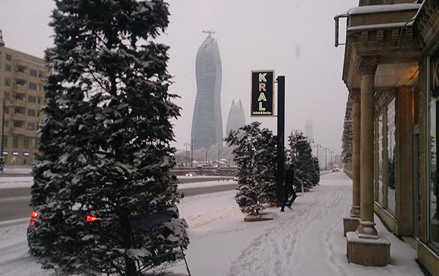 Баку засыпало снегом
