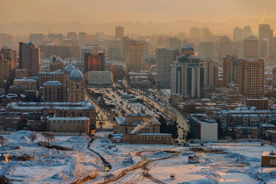 Баку засыпало снегом