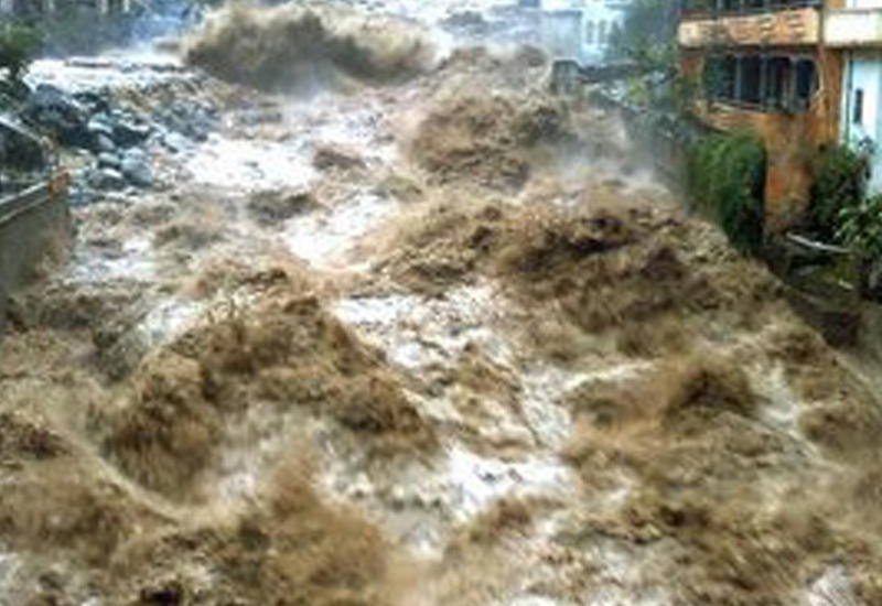 В Иране мужчина погиб, пытаясь сделать селфи во время наводнений