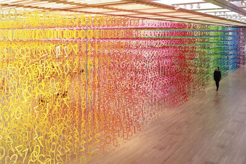 Французский архитектор трансформировал выставочное пространство в лес из цифр