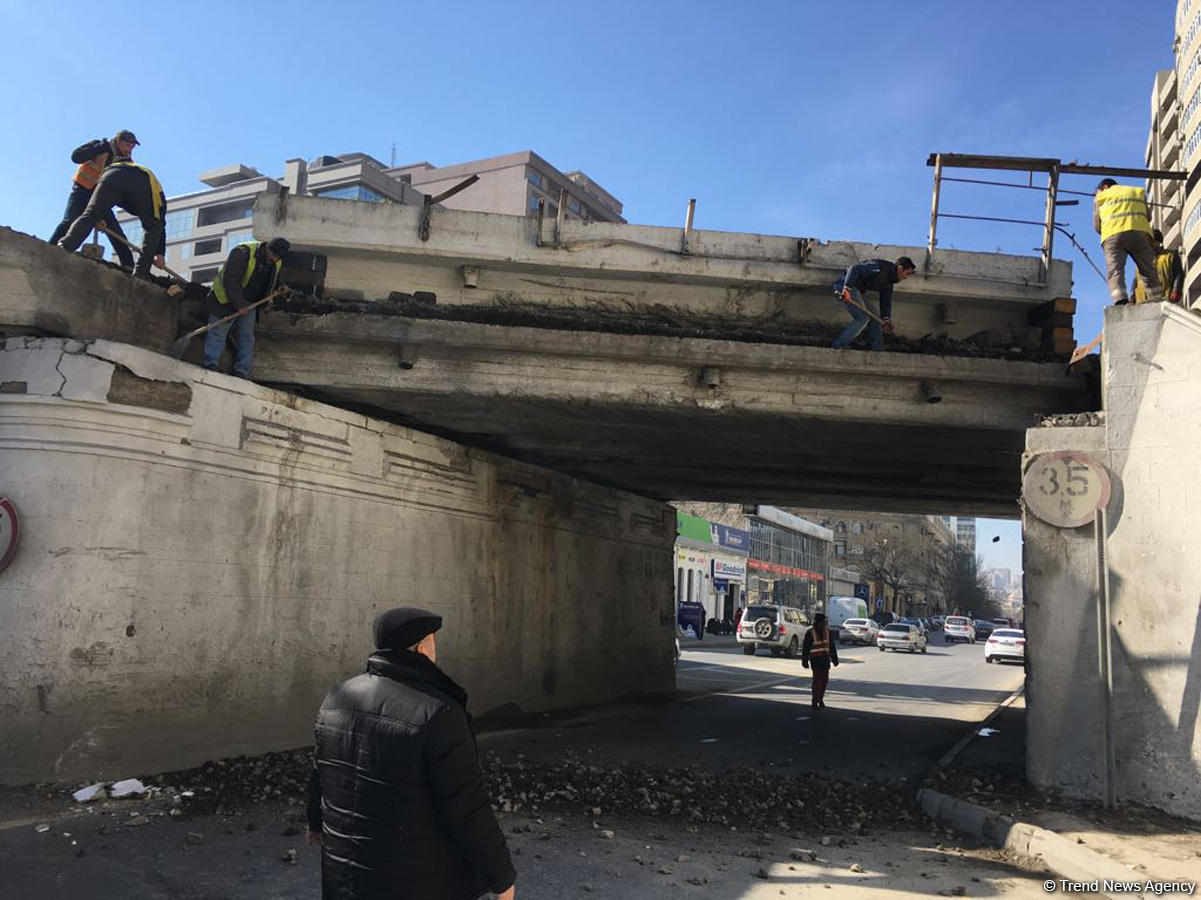 Тяжелое ДТП повредило старейший мост Баку