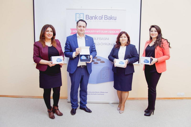 Bank of Baku презентовал устройство Braille teach для детей с ограниченным зрением