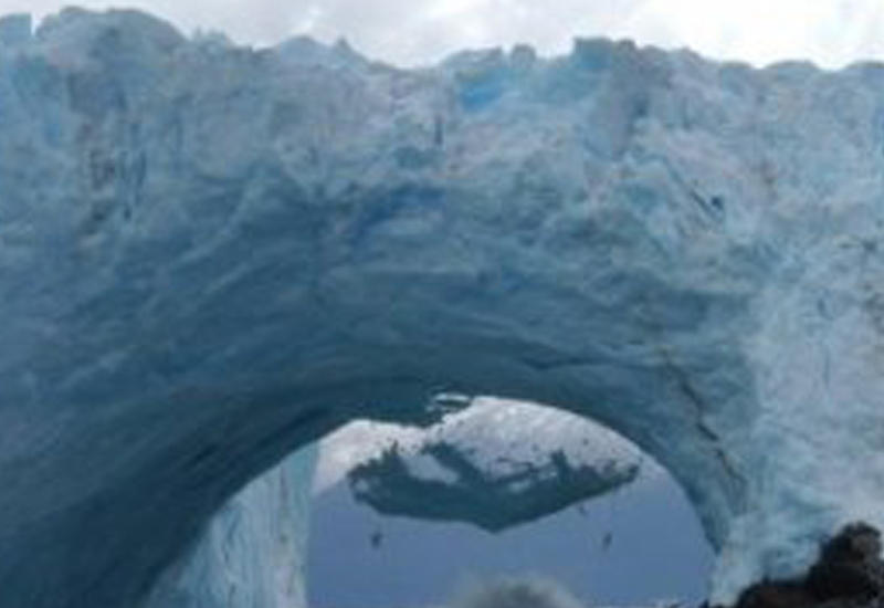 В Аргентине прямо на глазах у туристов обрушился ледник