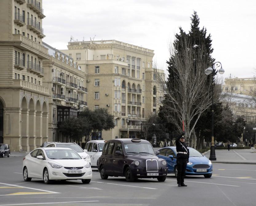 В Баку на минуту остановили движение транспорта