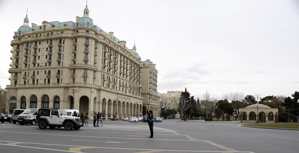 В Баку на минуту остановили движение транспорта