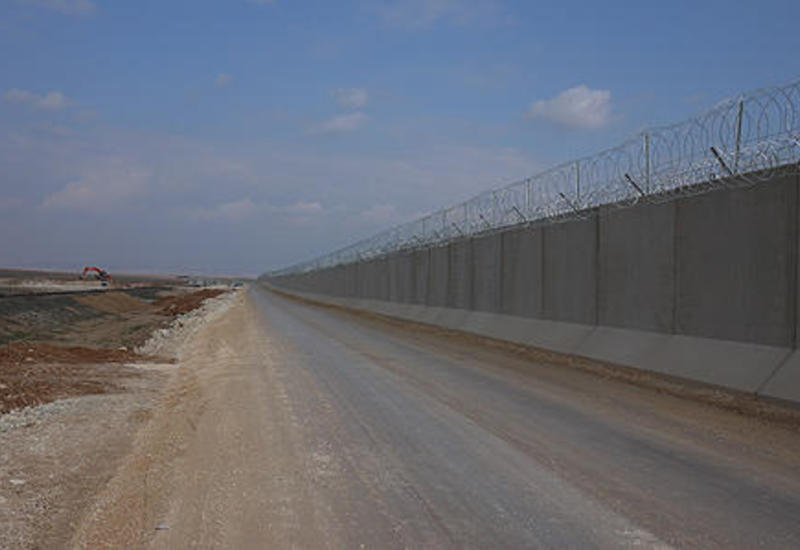 Турция достраивает стену на границе с Сирией