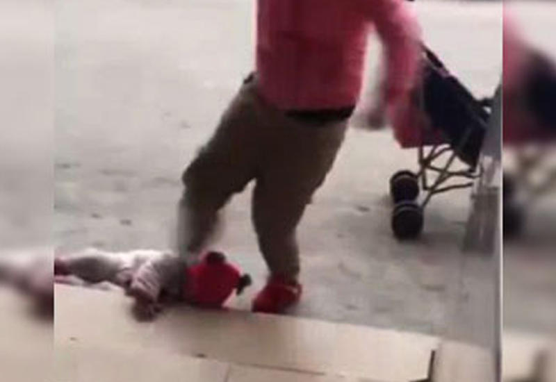 В Сеть попало шокирующее видео избиения младенца в Китае