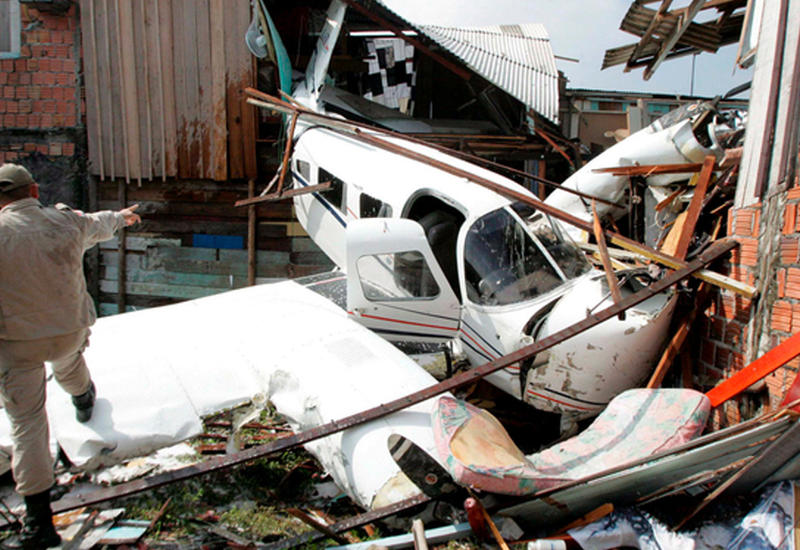 В США самолет рухнул на жилые дома, есть жертвы