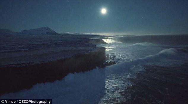 Исландия в лунном свете с высоты птичьего полёта