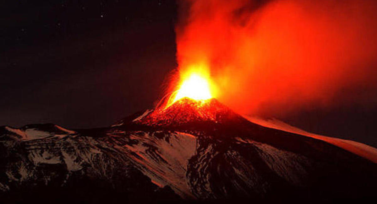Жжение вулкана это. Вулкан Этна фото. Вулканы в Египте. Этна на фоне моря.