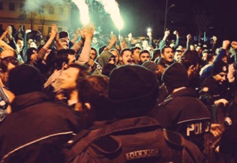 Турецкие фанаты напали на футболистов своей команды в клубном автобусе